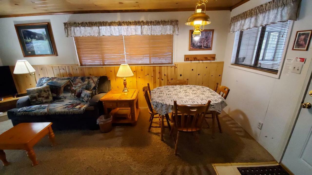 Reverse Creek Lodge June Lake Room photo