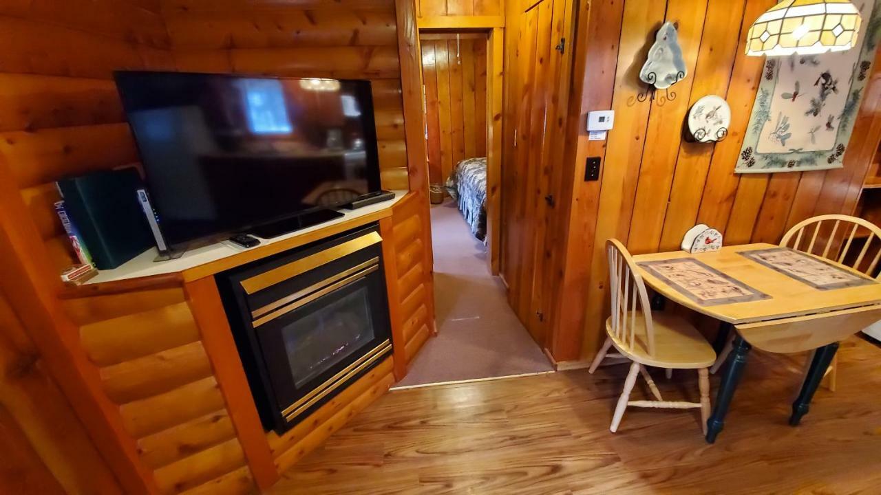 Reverse Creek Lodge June Lake Room photo