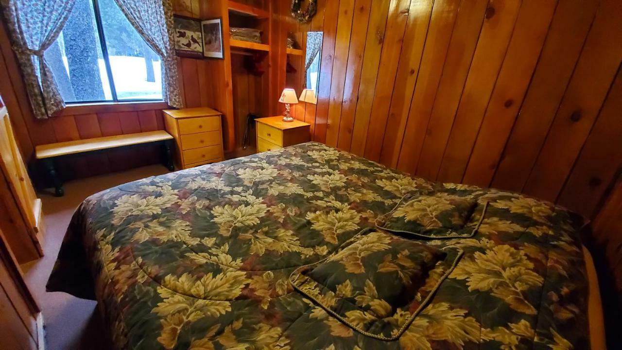 Reverse Creek Lodge June Lake Room photo