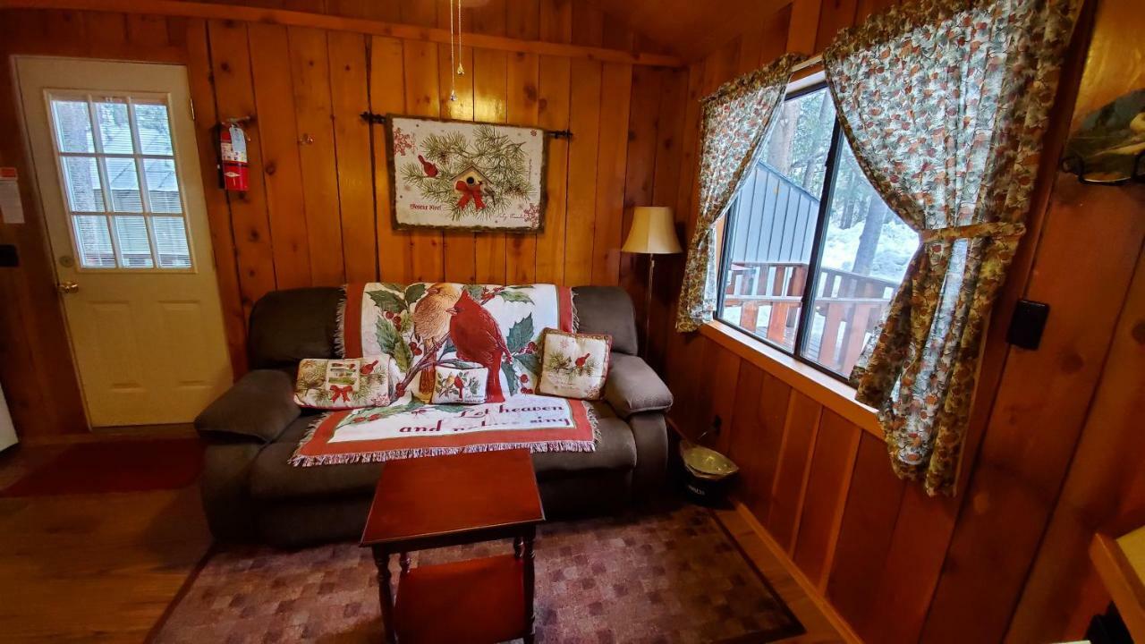 Reverse Creek Lodge June Lake Room photo