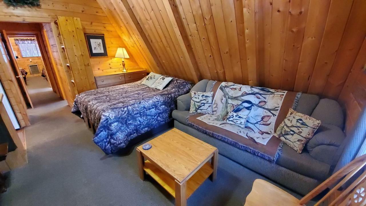 Reverse Creek Lodge June Lake Room photo